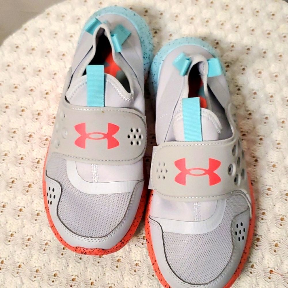 UNDER Armour KidsRunplay Fade (Big Kid)Color:Halo Gray/Brilliance.. Size 6Y